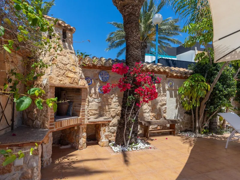 VILLA CON PISCINA PRIVADA EN PUNTA PRIMA CON PARCELA 540 M2. 4 DORM. 2 BAÑOS. 168 M2 DE CASA.