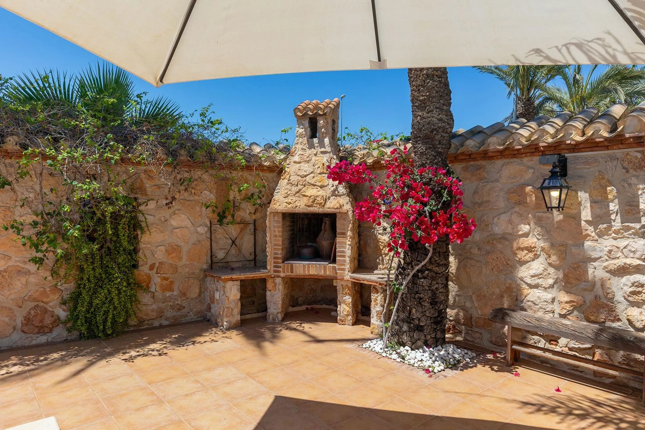 VILLA CON PISCINA PRIVADA EN PUNTA PRIMA CON PARCELA 540 M2. 4 DORM. 2 BAÑOS. 168 M2 DE CASA.