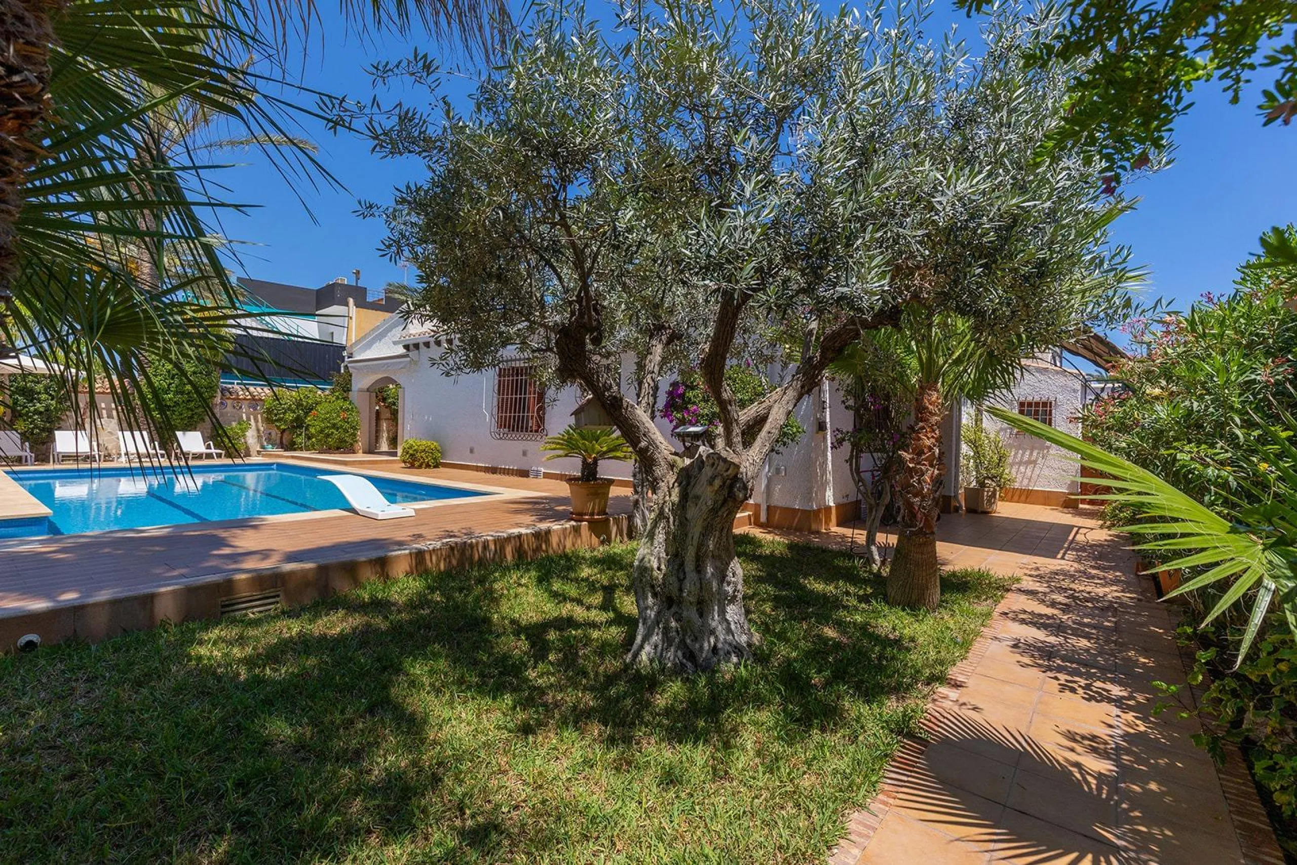 VILLA CON PISCINA PRIVADA EN PUNTA PRIMA CON PARCELA 540 M2. 4 DORM. 2 BAÑOS. 168 M2 DE CASA.