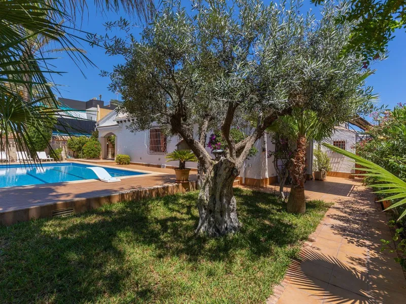 VILLA CON PISCINA PRIVADA EN PUNTA PRIMA CON PARCELA 540 M2. 4 DORM. 2 BAÑOS. 168 M2 DE CASA.