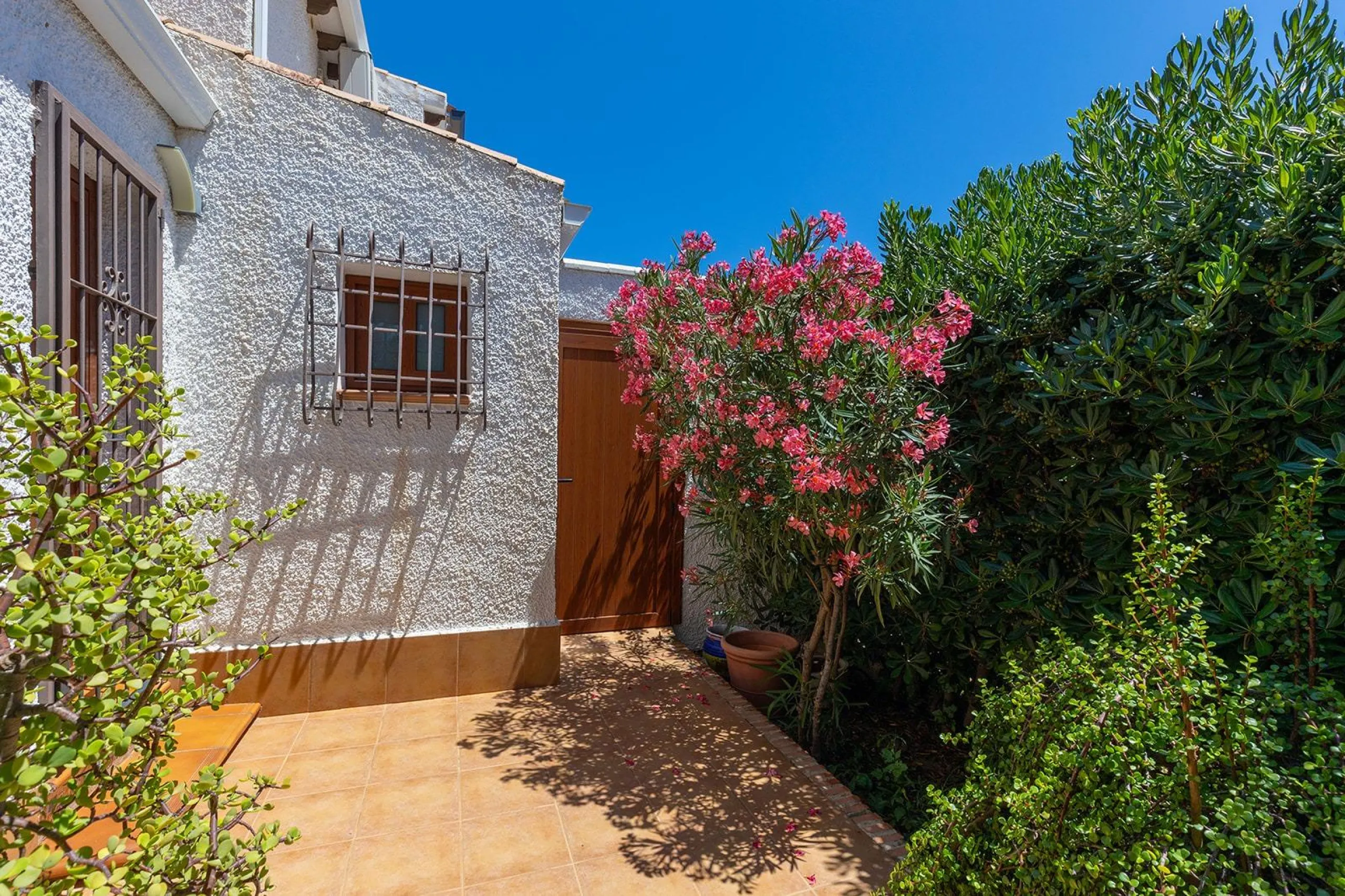 VILLA CON PISCINA PRIVADA EN PUNTA PRIMA CON PARCELA 540 M2. 4 DORM. 2 BAÑOS. 168 M2 DE CASA.