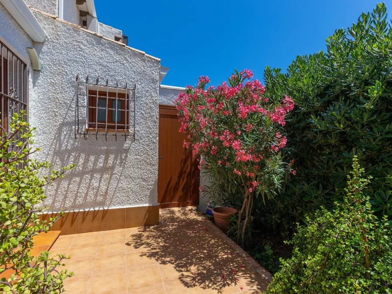 VILLA CON PISCINA PRIVADA EN PUNTA PRIMA CON PARCELA 540 M2. 4 DORM. 2 BAÑOS. 168 M2 DE CASA.