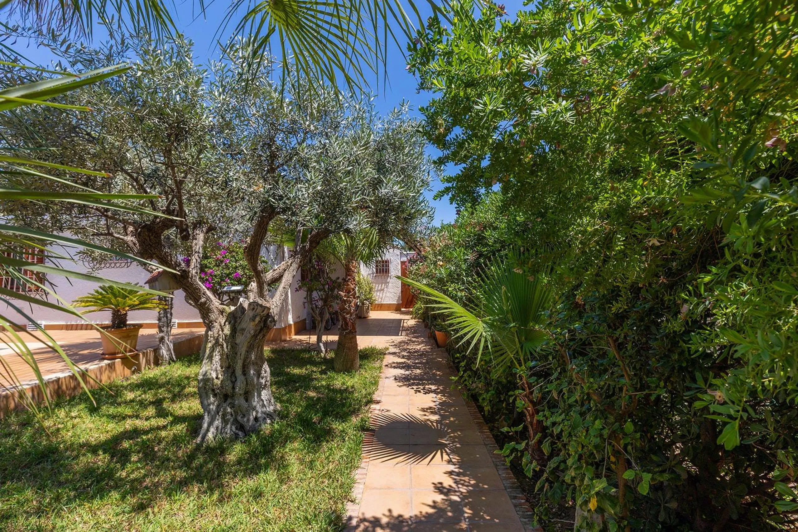 VILLA CON PISCINA PRIVADA EN PUNTA PRIMA CON PARCELA 540 M2. 4 DORM. 2 BAÑOS. 168 M2 DE CASA.