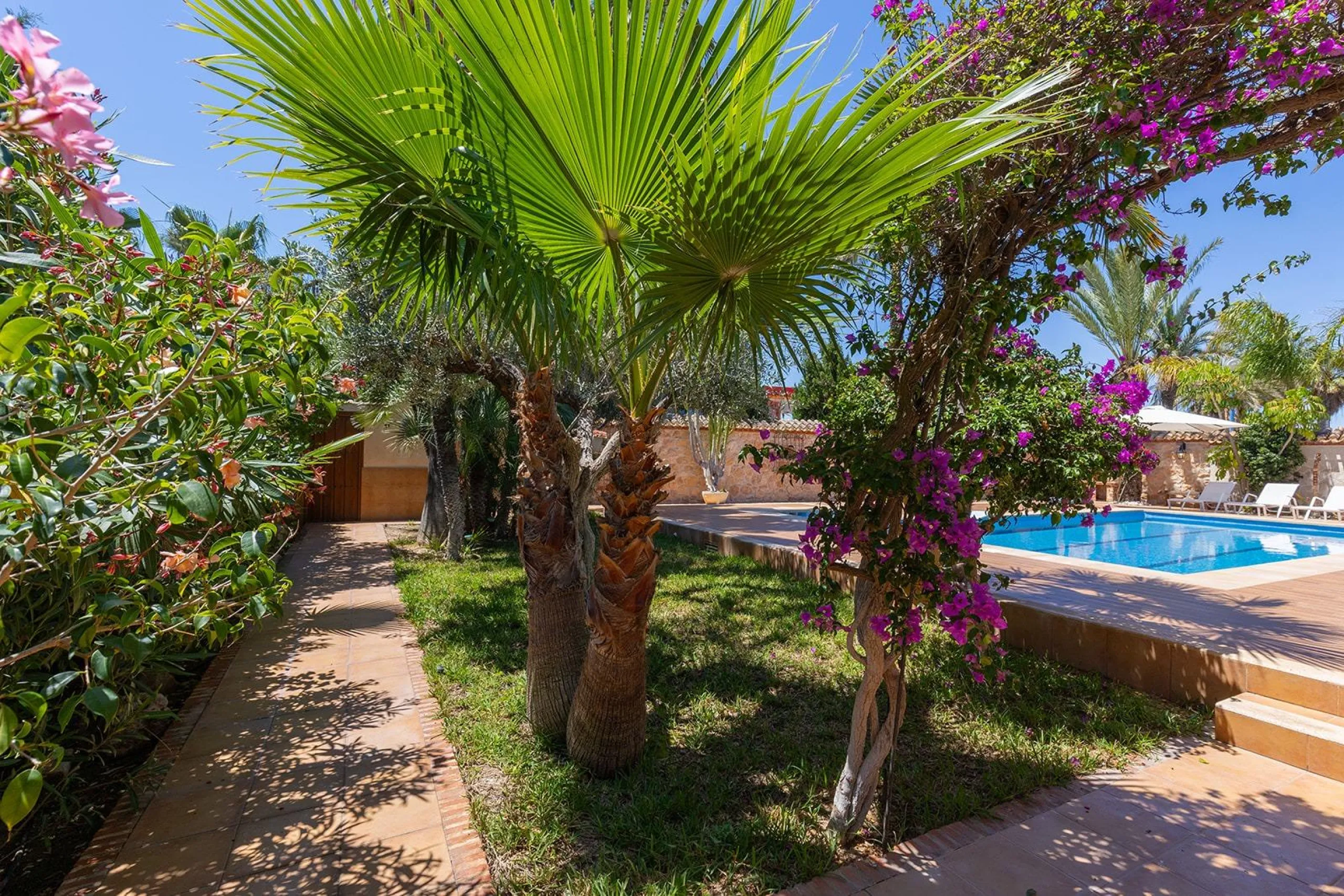 VILLA CON PISCINA PRIVADA EN PUNTA PRIMA CON PARCELA 540 M2. 4 DORM. 2 BAÑOS. 168 M2 DE CASA.