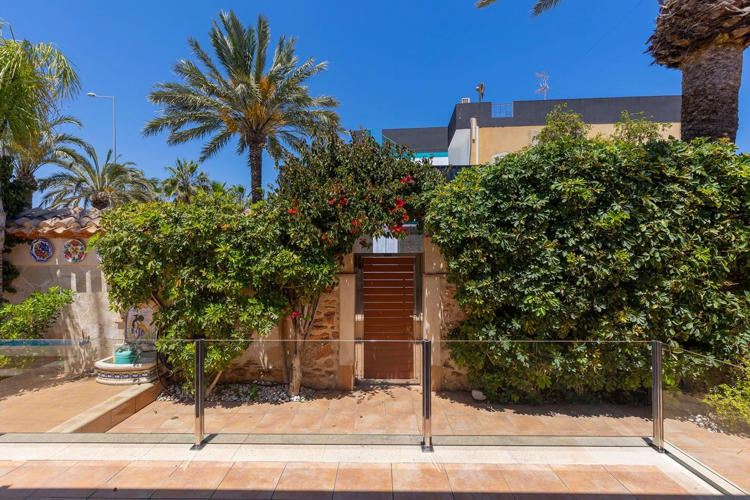 VILLA CON PISCINA PRIVADA EN PUNTA PRIMA CON PARCELA 540 M2. 4 DORM. 2 BAÑOS. 168 M2 DE CASA.