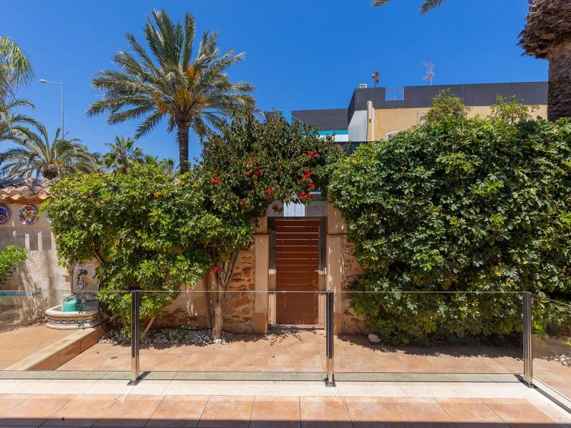 VILLA CON PISCINA PRIVADA EN PUNTA PRIMA CON PARCELA 540 M2. 4 DORM. 2 BAÑOS. 168 M2 DE CASA.