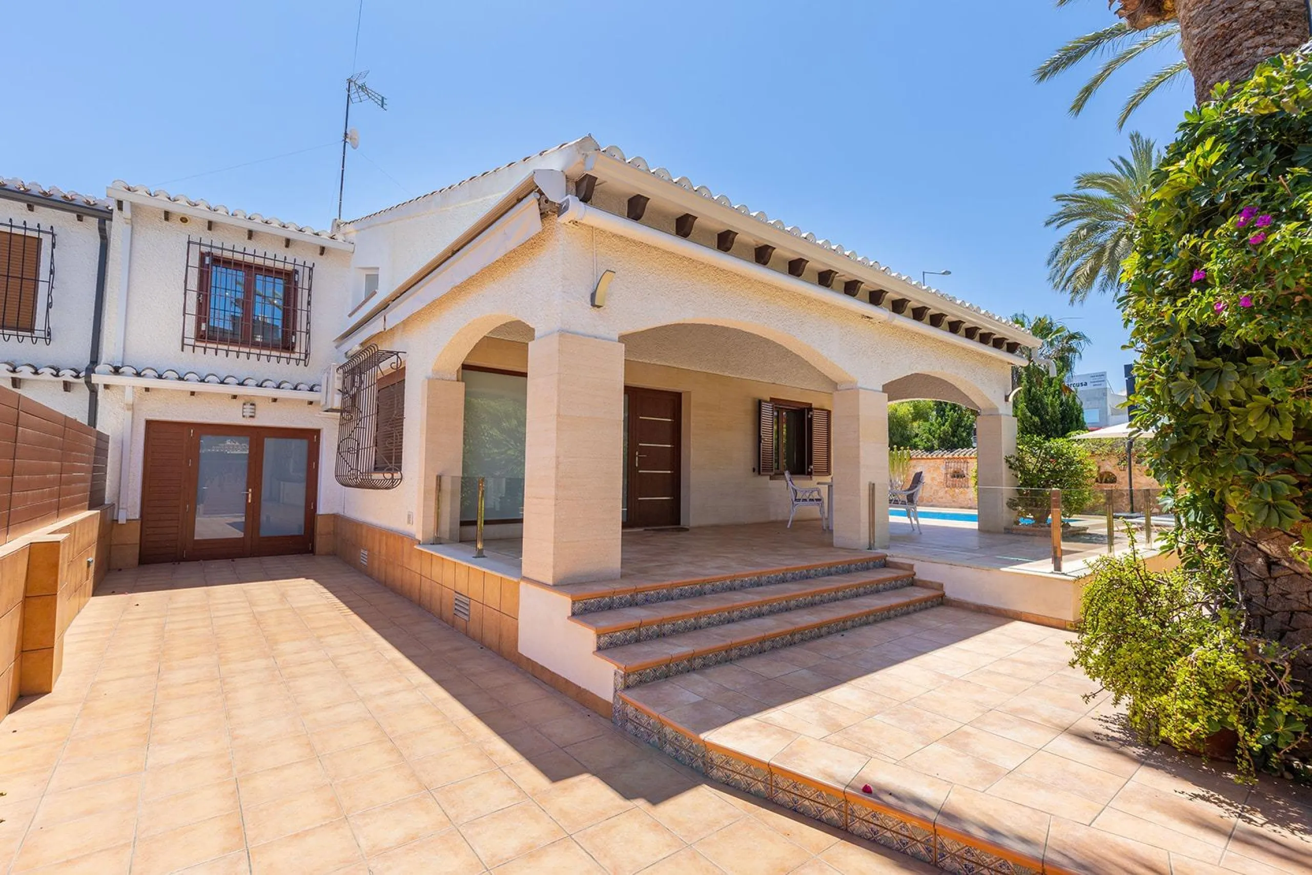 VILLA CON PISCINA PRIVADA EN PUNTA PRIMA CON PARCELA 540 M2. 4 DORM. 2 BAÑOS. 168 M2 DE CASA.