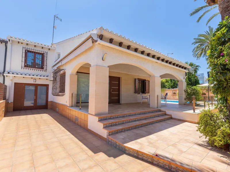VILLA CON PISCINA PRIVADA EN PUNTA PRIMA CON PARCELA 540 M2. 4 DORM. 2 BAÑOS. 168 M2 DE CASA.