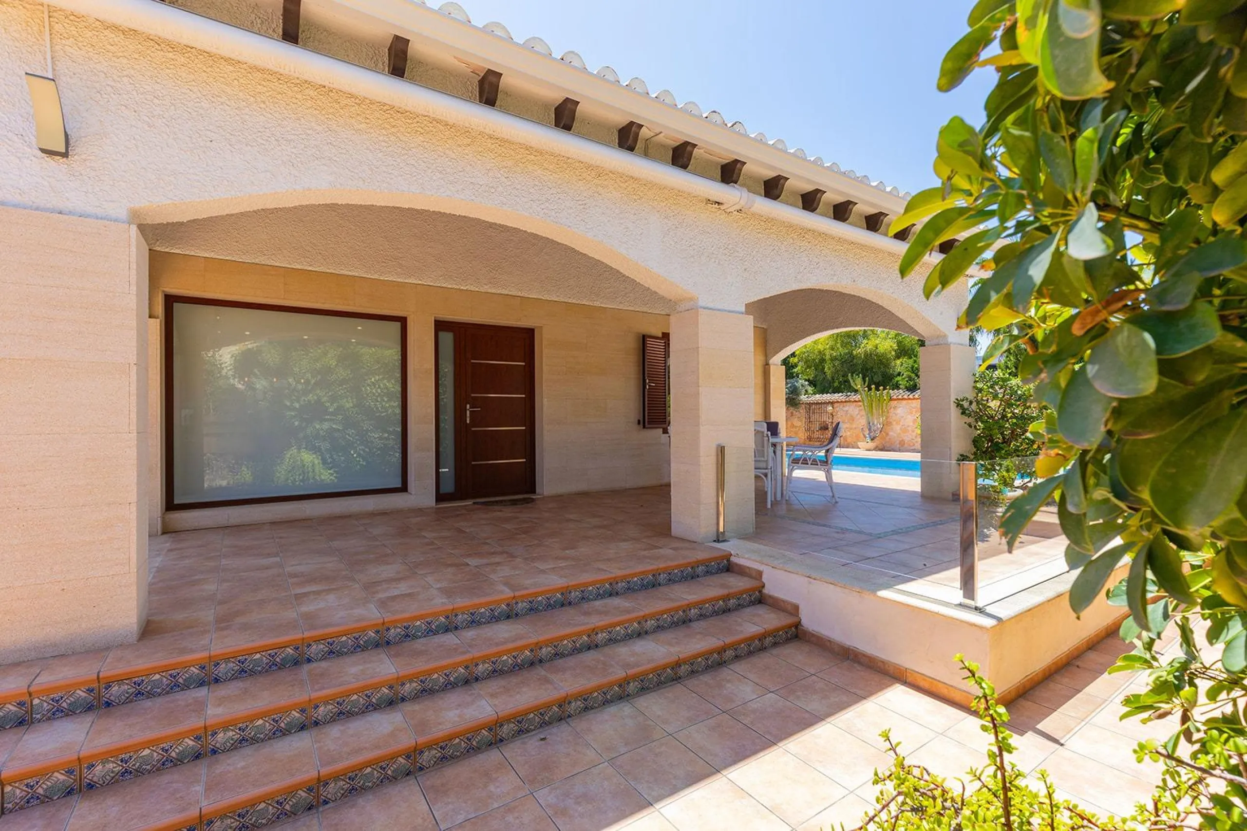 VILLA CON PISCINA PRIVADA EN PUNTA PRIMA CON PARCELA 540 M2. 4 DORM. 2 BAÑOS. 168 M2 DE CASA.
