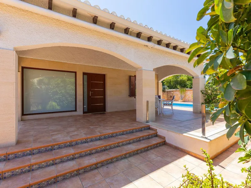 VILLA CON PISCINA PRIVADA EN PUNTA PRIMA CON PARCELA 540 M2. 4 DORM. 2 BAÑOS. 168 M2 DE CASA.