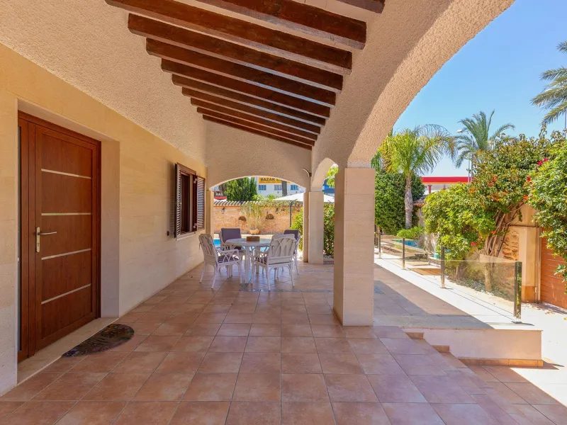 VILLA CON PISCINA PRIVADA EN PUNTA PRIMA CON PARCELA 540 M2. 4 DORM. 2 BAÑOS. 168 M2 DE CASA.