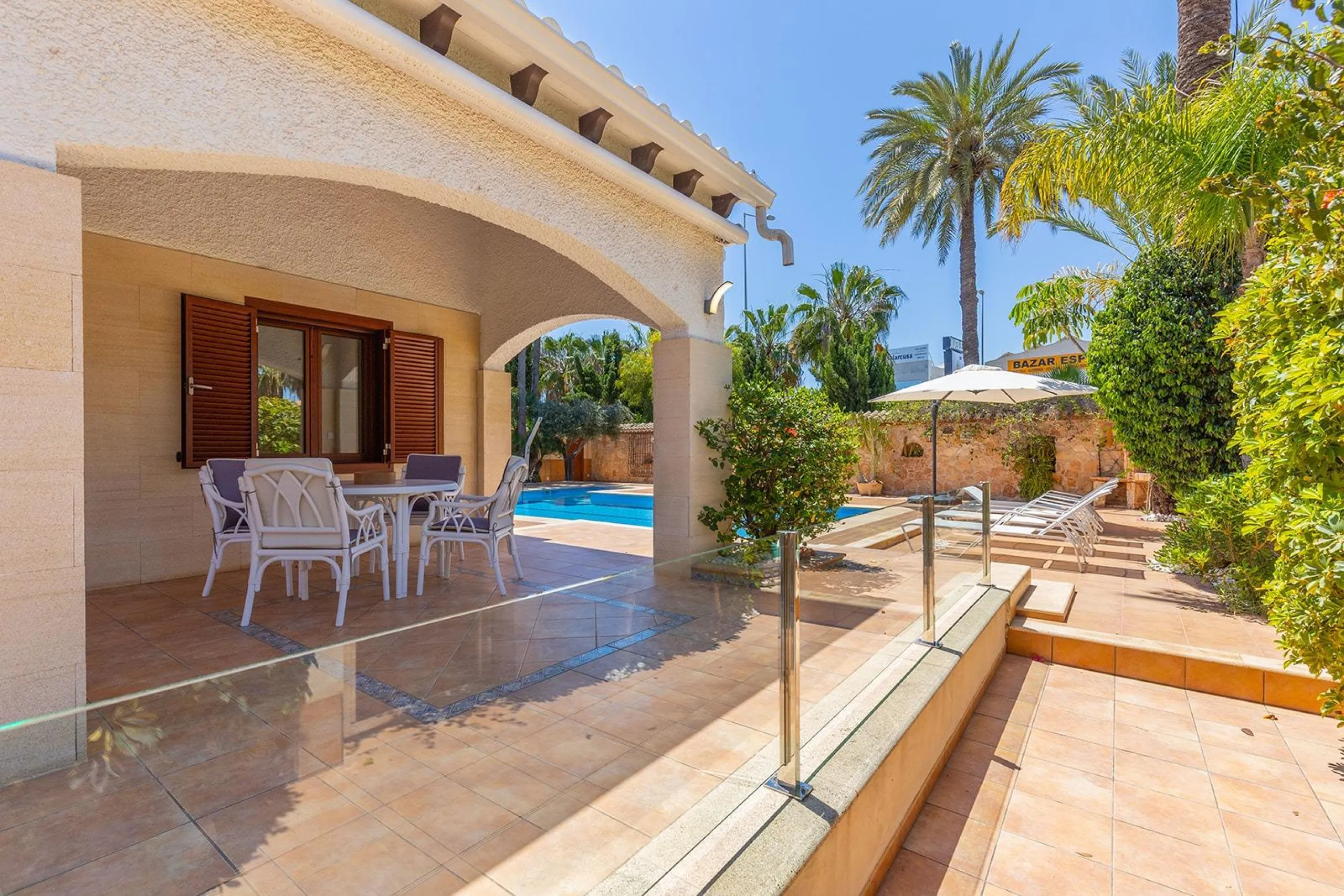 VILLA CON PISCINA PRIVADA EN PUNTA PRIMA CON PARCELA 540 M2. 4 DORM. 2 BAÑOS. 168 M2 DE CASA.