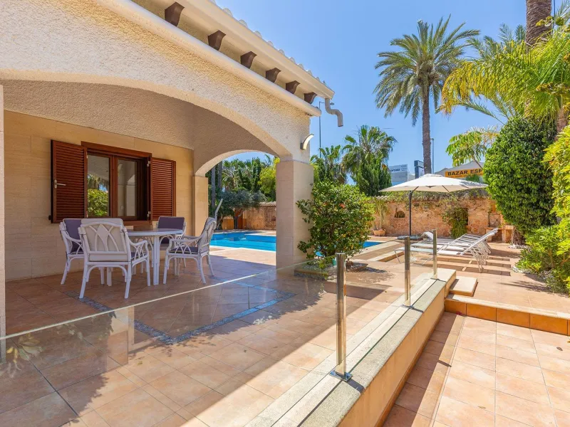 VILLA CON PISCINA PRIVADA EN PUNTA PRIMA CON PARCELA 540 M2. 4 DORM. 2 BAÑOS. 168 M2 DE CASA.