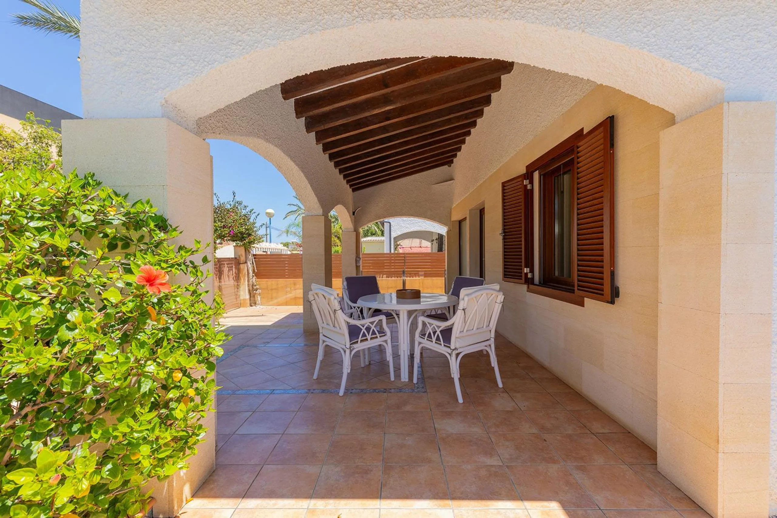 VILLA CON PISCINA PRIVADA EN PUNTA PRIMA CON PARCELA 540 M2. 4 DORM. 2 BAÑOS. 168 M2 DE CASA.