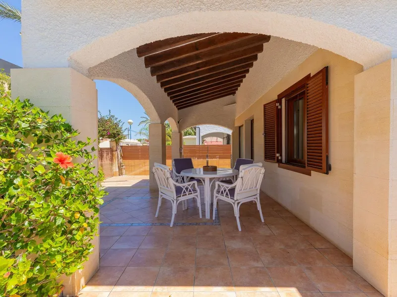 VILLA CON PISCINA PRIVADA EN PUNTA PRIMA CON PARCELA 540 M2. 4 DORM. 2 BAÑOS. 168 M2 DE CASA.