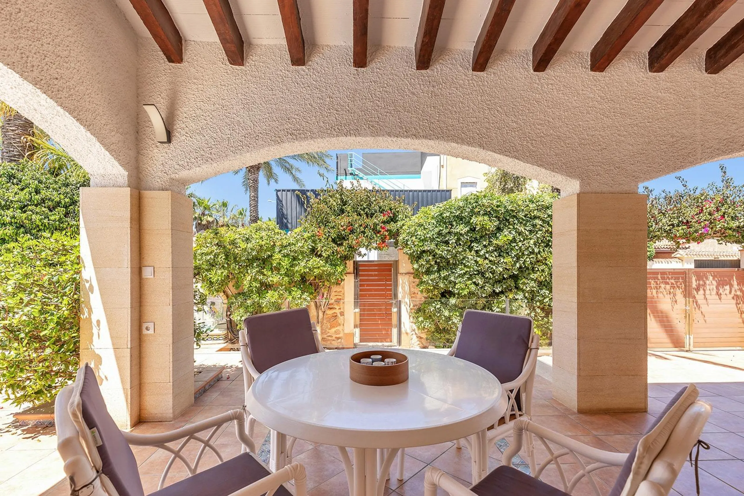 VILLA CON PISCINA PRIVADA EN PUNTA PRIMA CON PARCELA 540 M2. 4 DORM. 2 BAÑOS. 168 M2 DE CASA.