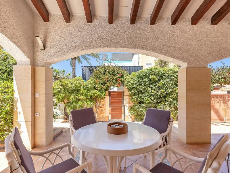VILLA CON PISCINA PRIVADA EN PUNTA PRIMA CON PARCELA 540 M2. 4 DORM. 2 BAÑOS. 168 M2 DE CASA.