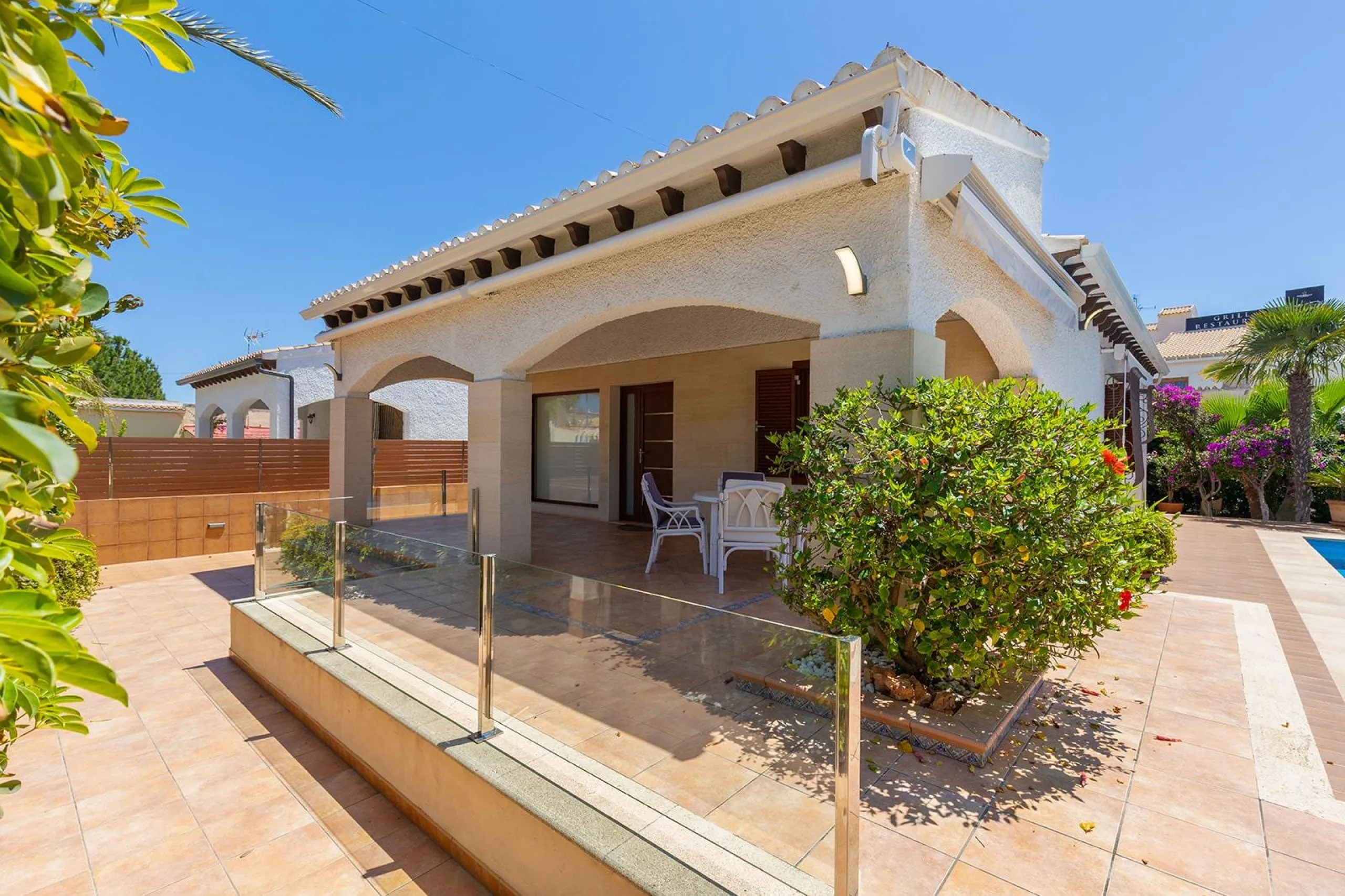 VILLA CON PISCINA PRIVADA EN PUNTA PRIMA CON PARCELA 540 M2. 4 DORM. 2 BAÑOS. 168 M2 DE CASA.