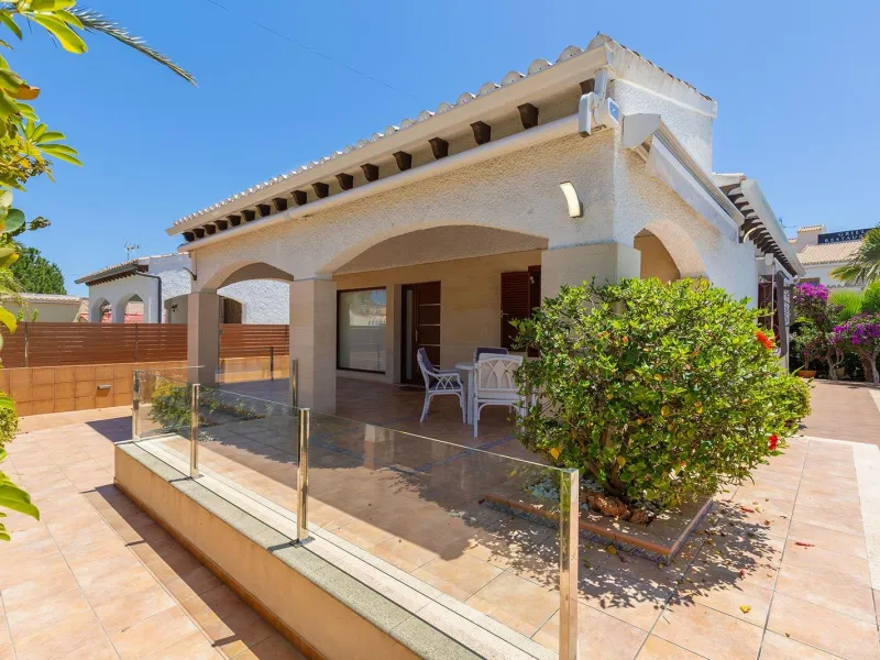 VILLA CON PISCINA PRIVADA EN PUNTA PRIMA CON PARCELA 540 M2. 4 DORM. 2 BAÑOS. 168 M2 DE CASA.