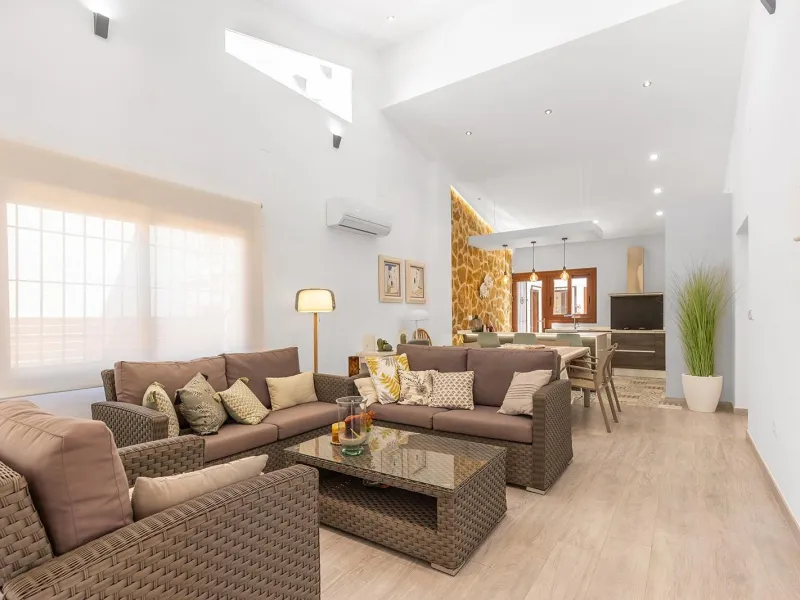 VILLA CON PISCINA PRIVADA EN PUNTA PRIMA CON PARCELA 540 M2. 4 DORM. 2 BAÑOS. 168 M2 DE CASA.