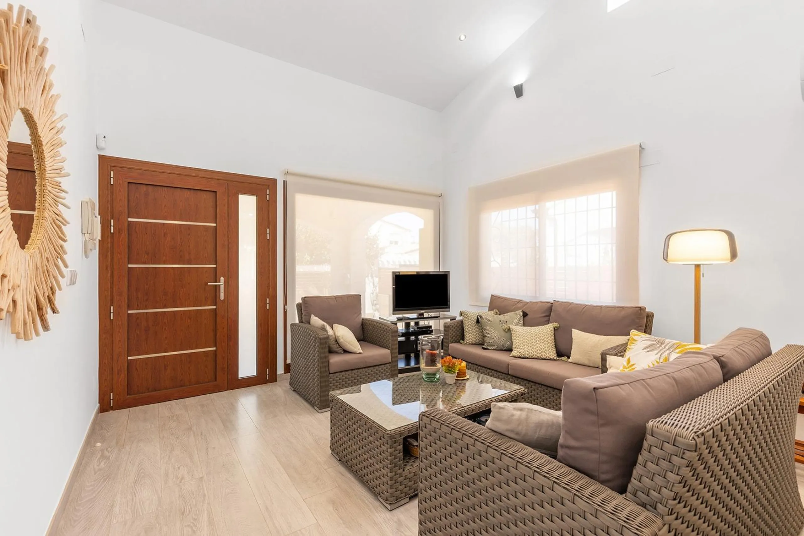VILLA CON PISCINA PRIVADA EN PUNTA PRIMA CON PARCELA 540 M2. 4 DORM. 2 BAÑOS. 168 M2 DE CASA.
