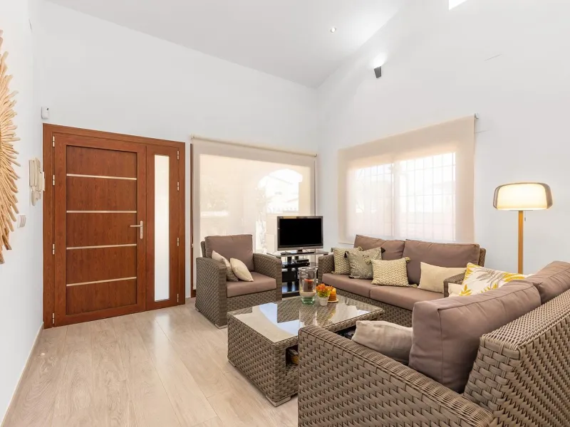 VILLA CON PISCINA PRIVADA EN PUNTA PRIMA CON PARCELA 540 M2. 4 DORM. 2 BAÑOS. 168 M2 DE CASA.