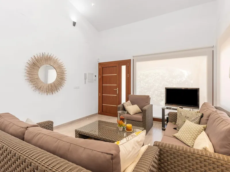 VILLA CON PISCINA PRIVADA EN PUNTA PRIMA CON PARCELA 540 M2. 4 DORM. 2 BAÑOS. 168 M2 DE CASA.