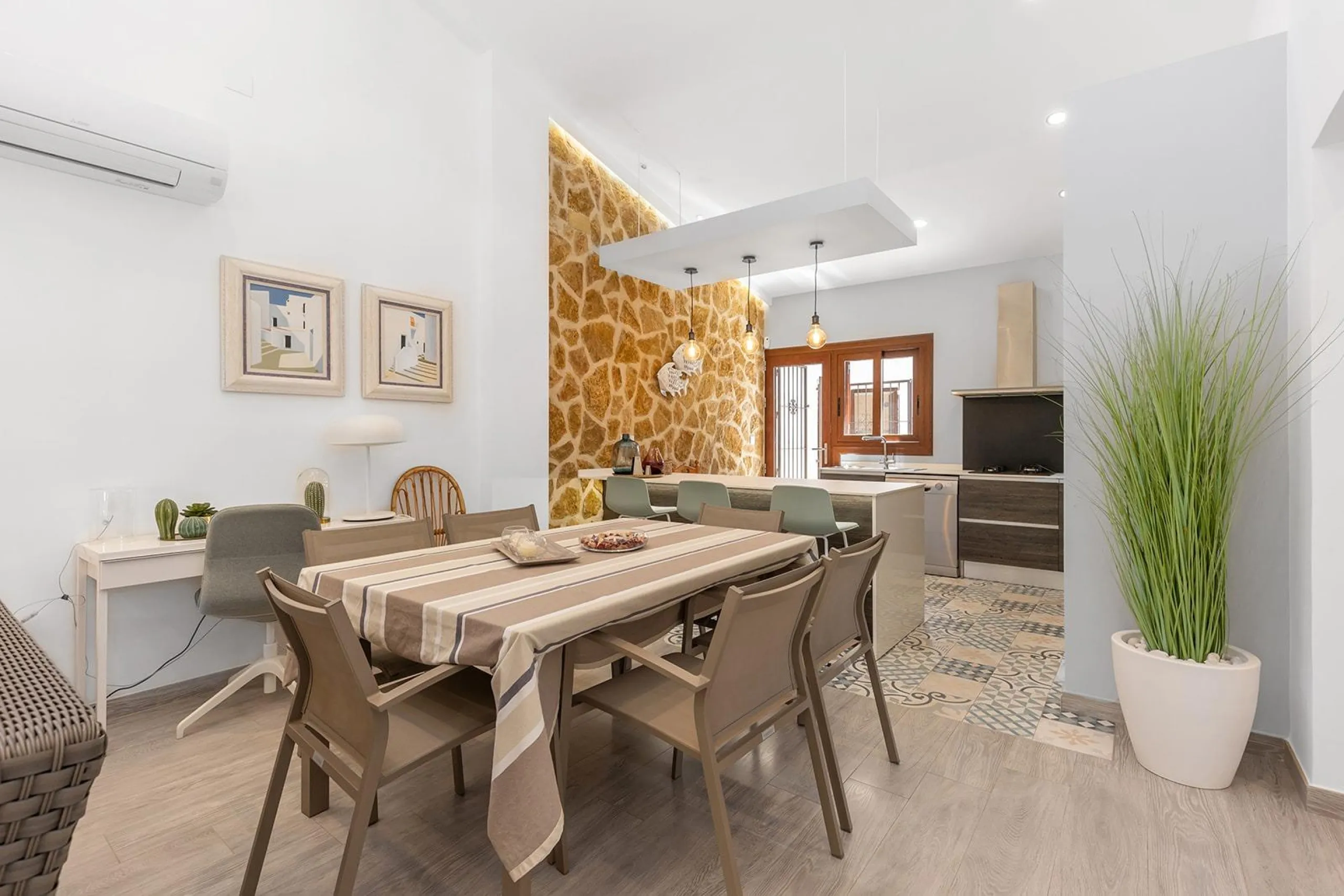 VILLA CON PISCINA PRIVADA EN PUNTA PRIMA CON PARCELA 540 M2. 4 DORM. 2 BAÑOS. 168 M2 DE CASA.