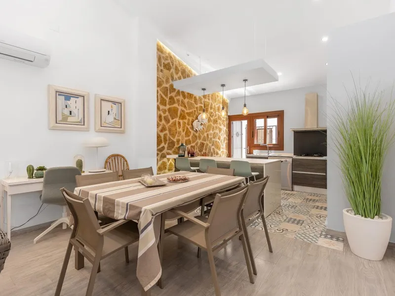 VILLA CON PISCINA PRIVADA EN PUNTA PRIMA CON PARCELA 540 M2. 4 DORM. 2 BAÑOS. 168 M2 DE CASA.