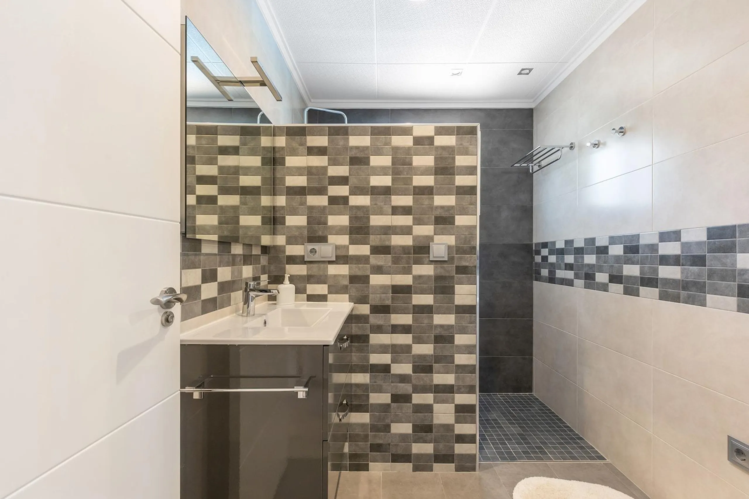 VILLA CON PISCINA PRIVADA EN PUNTA PRIMA CON PARCELA 540 M2. 4 DORM. 2 BAÑOS. 168 M2 DE CASA.