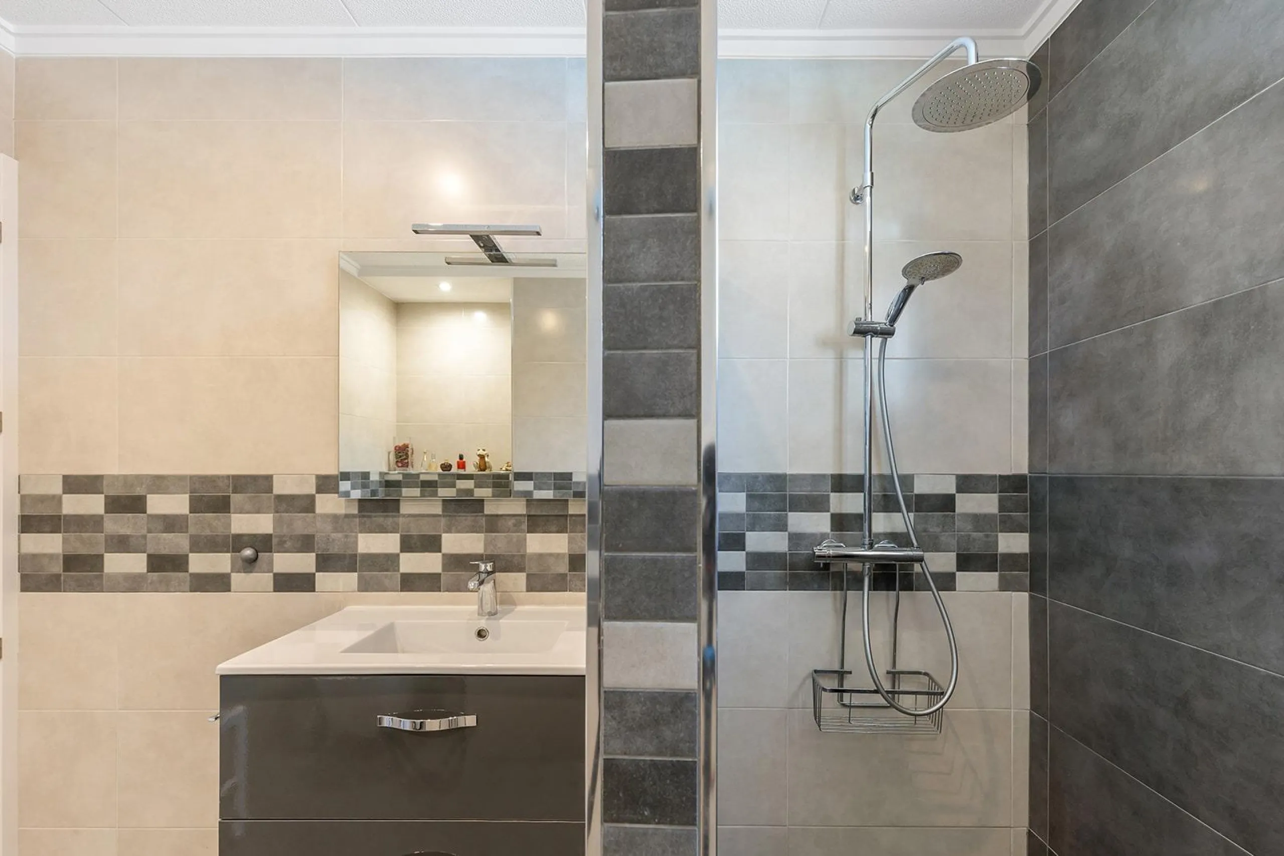 VILLA CON PISCINA PRIVADA EN PUNTA PRIMA CON PARCELA 540 M2. 4 DORM. 2 BAÑOS. 168 M2 DE CASA.