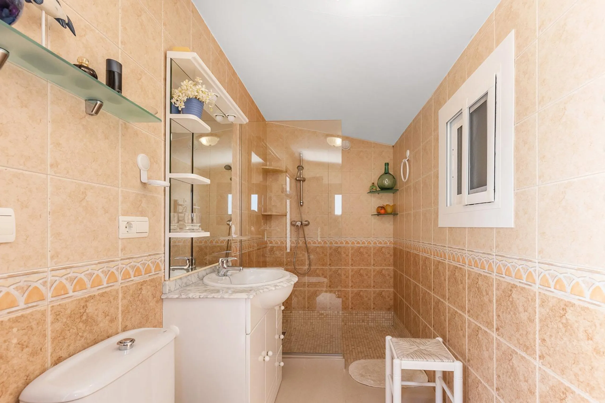 VILLA CON PISCINA PRIVADA EN PUNTA PRIMA CON PARCELA 540 M2. 4 DORM. 2 BAÑOS. 168 M2 DE CASA.