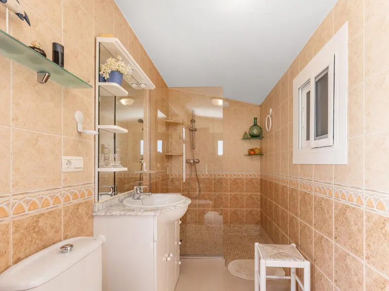 VILLA CON PISCINA PRIVADA EN PUNTA PRIMA CON PARCELA 540 M2. 4 DORM. 2 BAÑOS. 168 M2 DE CASA.