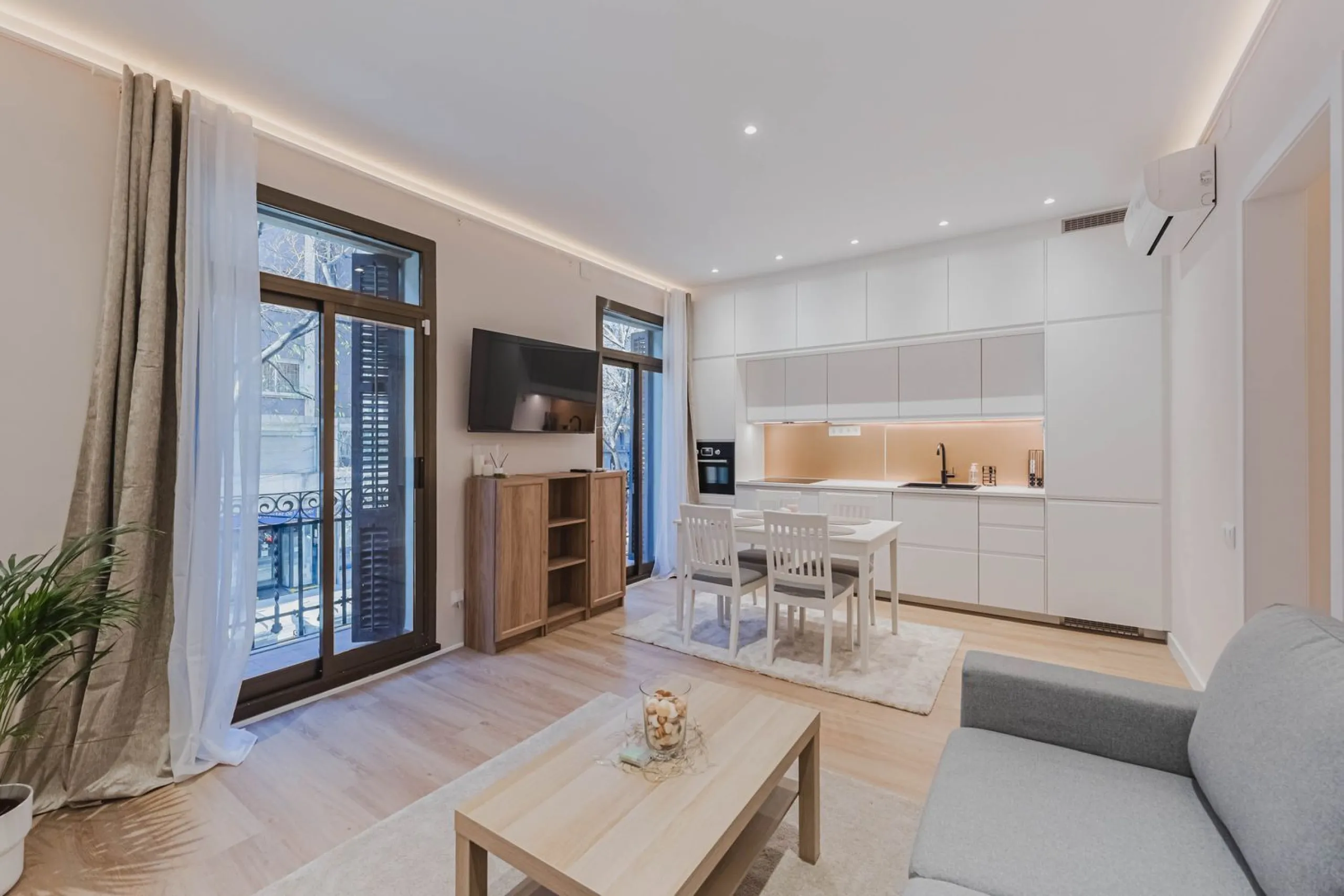Newly Renovated Apartment with Balcony in Nova Esquerra de l’Eixample, Barcelona