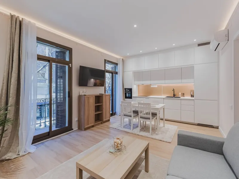 Newly Renovated Apartment with Balcony in Nova Esquerra de l’Eixample, Barcelona