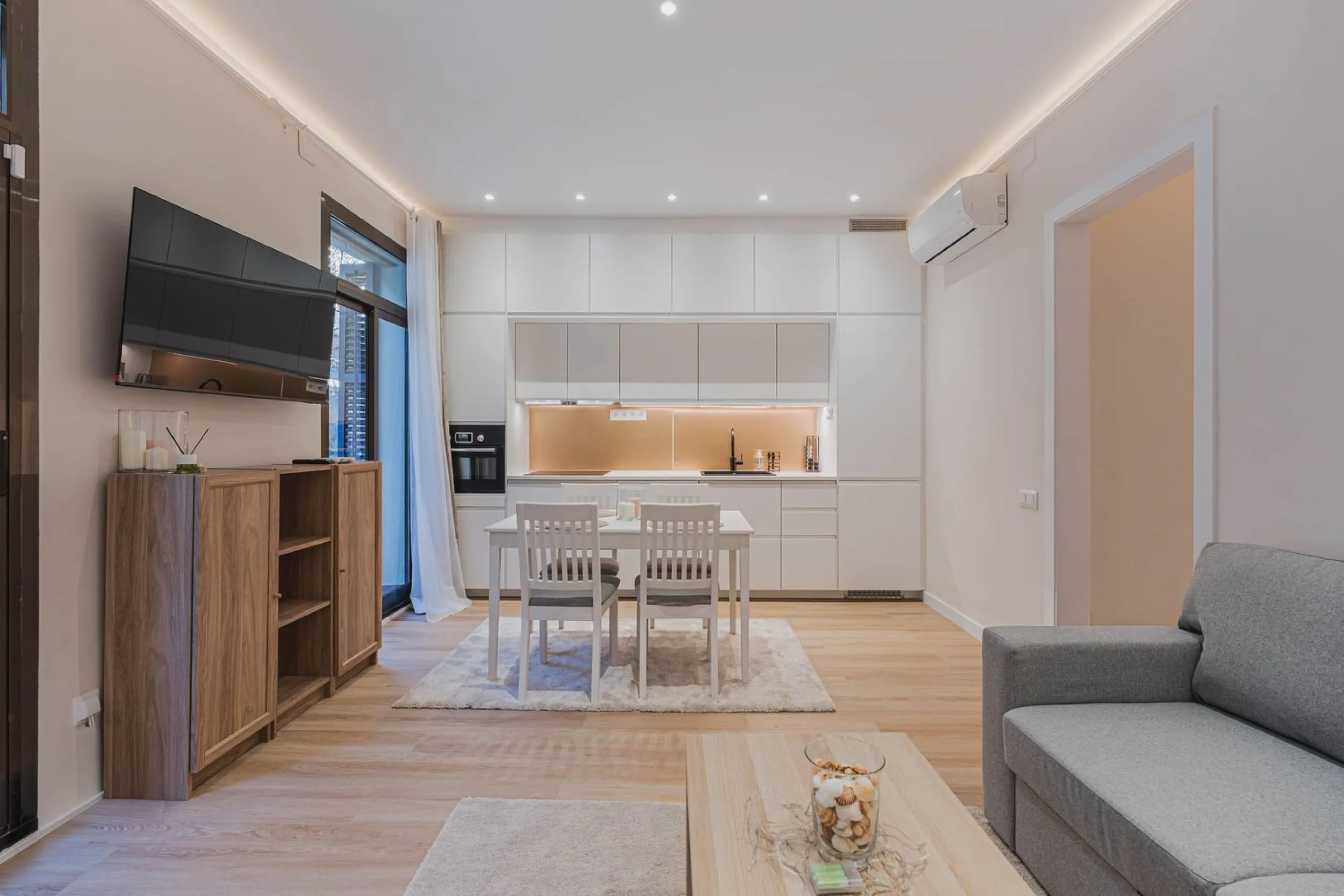 Newly Renovated Apartment with Balcony in Nova Esquerra de l’Eixample, Barcelona