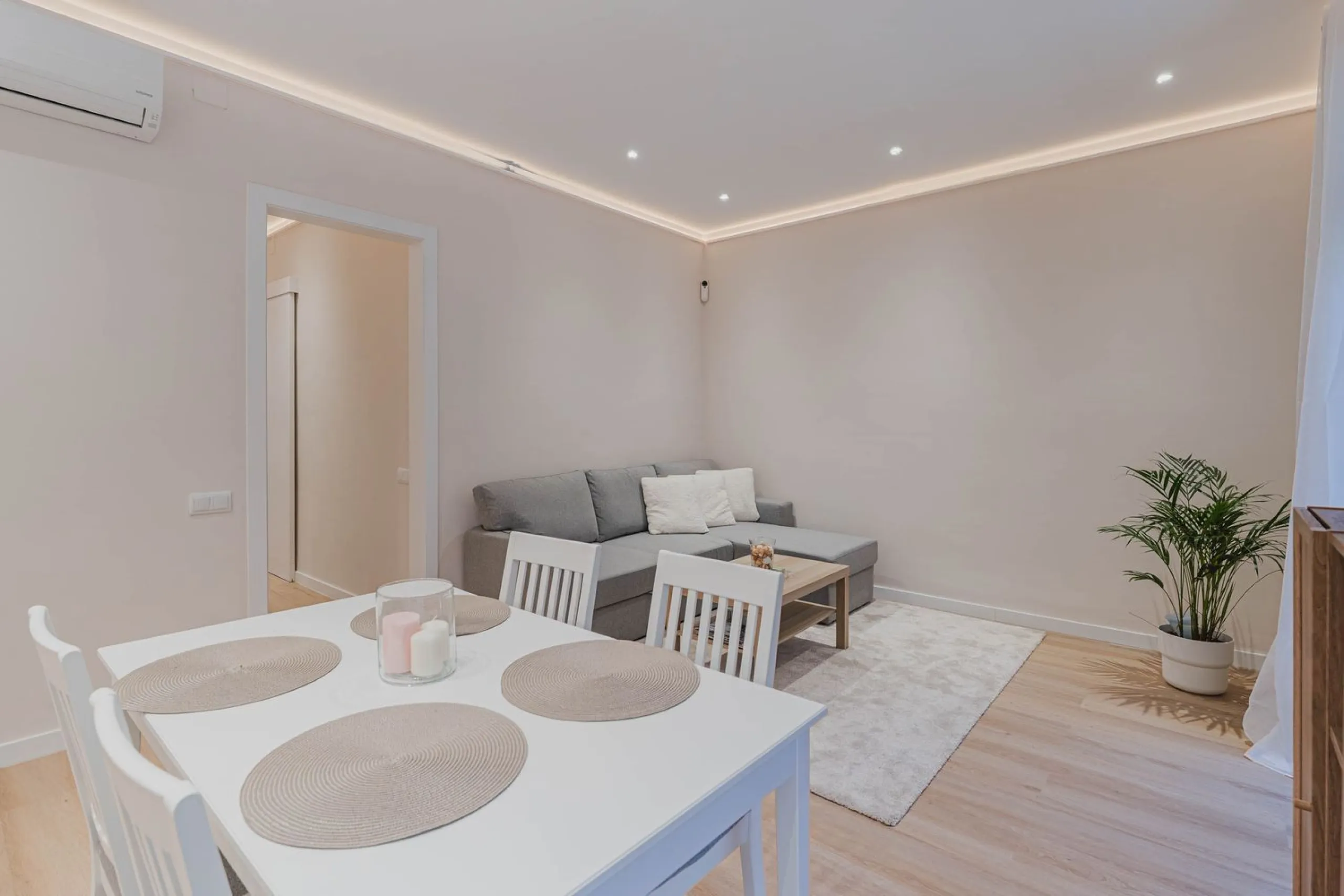 Newly Renovated Apartment with Balcony in Nova Esquerra de l’Eixample, Barcelona