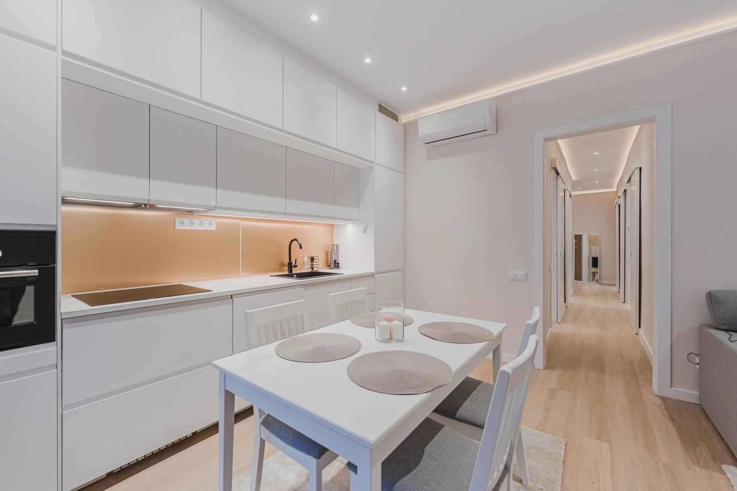 Newly Renovated Apartment with Balcony in Nova Esquerra de l’Eixample, Barcelona