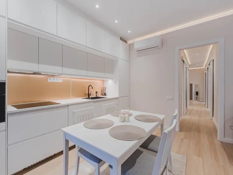 Newly Renovated Apartment with Balcony in Nova Esquerra de l’Eixample, Barcelona