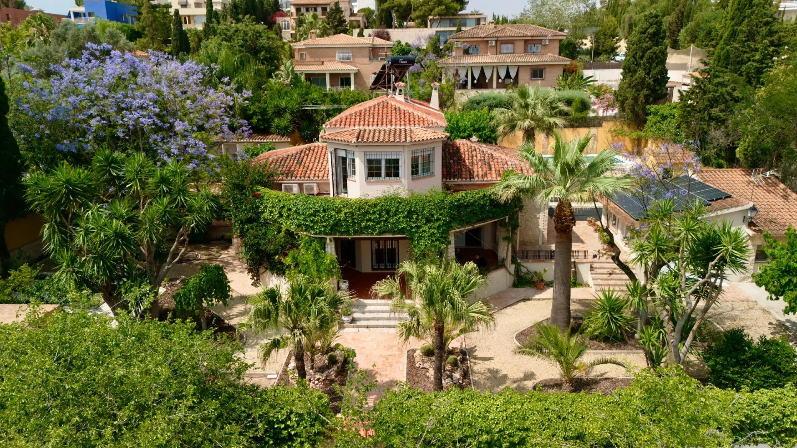 Exclusive Villa Surrounded by Nature in Alicante