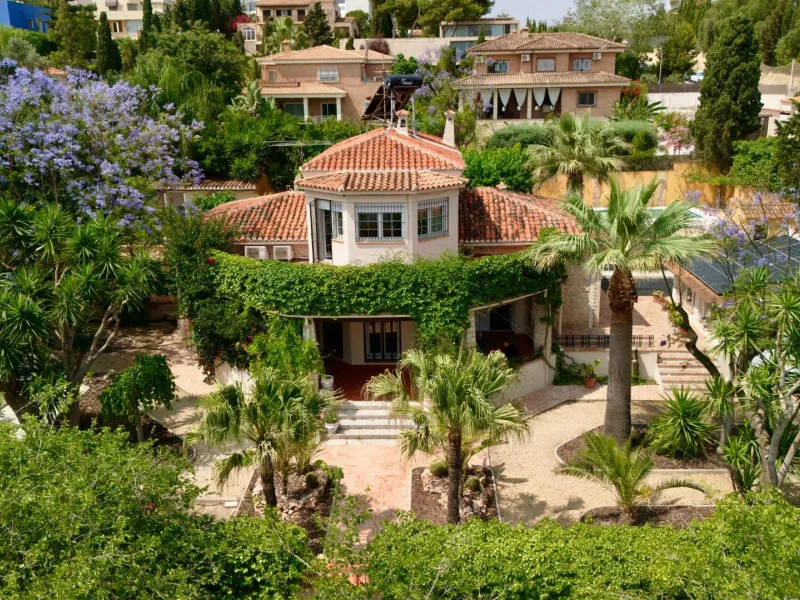Exclusive Villa Surrounded by Nature in Alicante