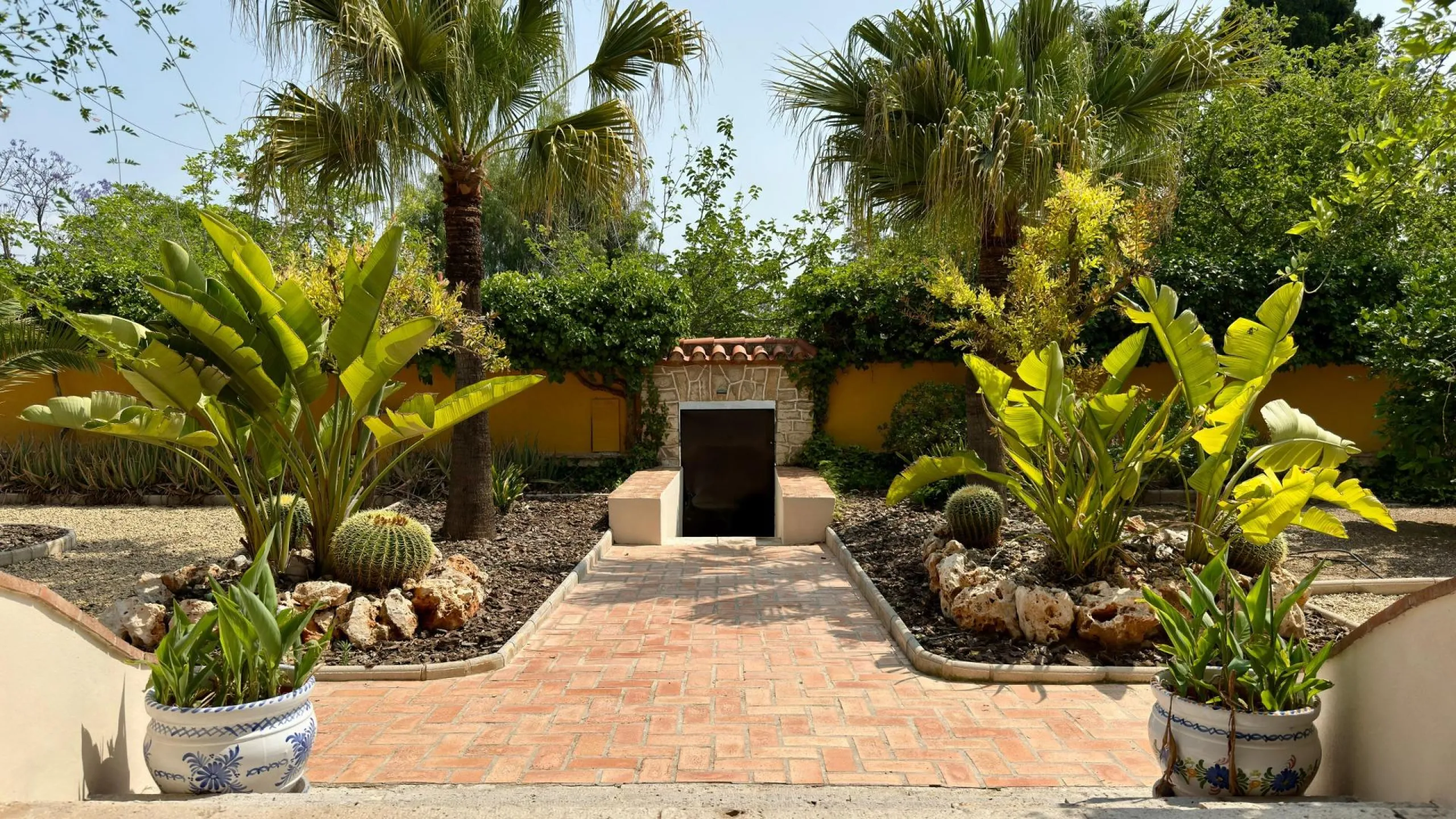 Exclusive Villa Surrounded by Nature in Alicante