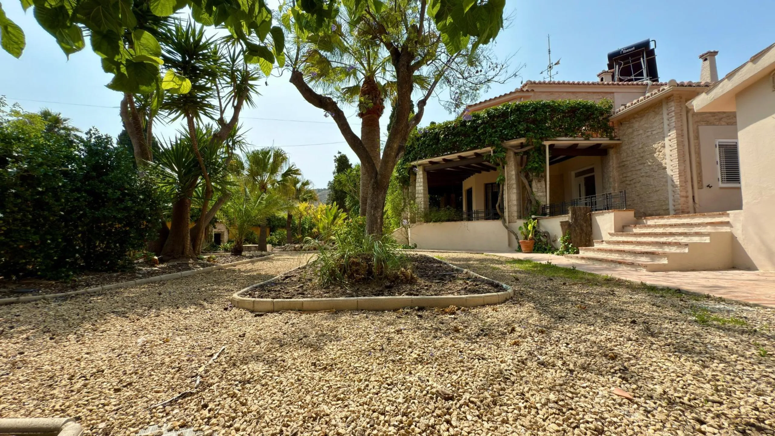 Exclusive Villa Surrounded by Nature in Alicante