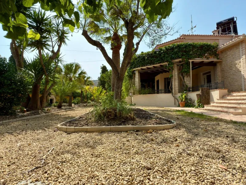 Exclusive Villa Surrounded by Nature in Alicante