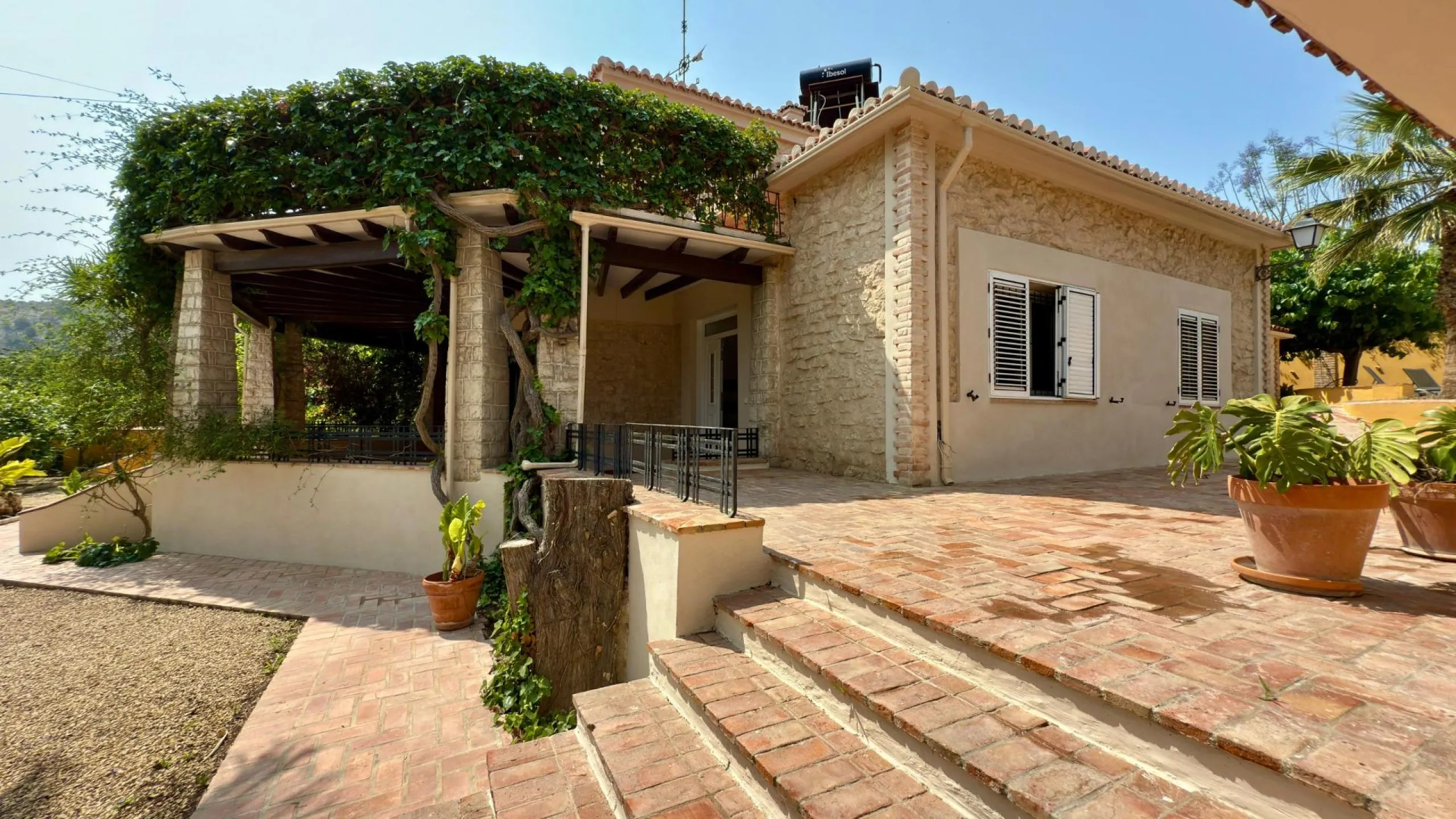 Exclusive Villa Surrounded by Nature in Alicante