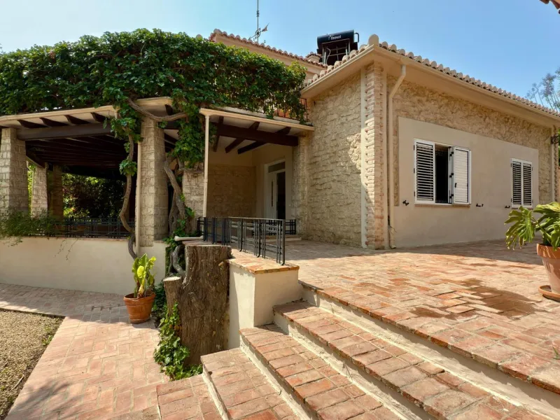Exclusive Villa Surrounded by Nature in Alicante