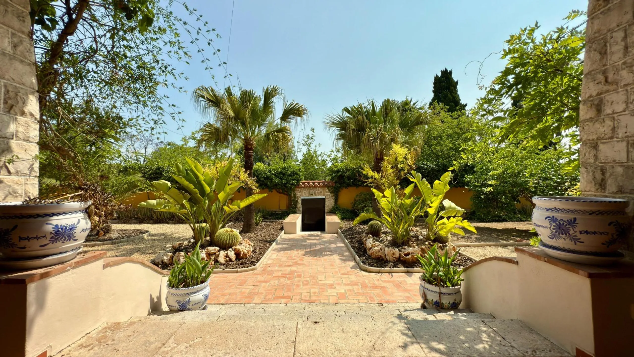 Exclusive Villa Surrounded by Nature in Alicante