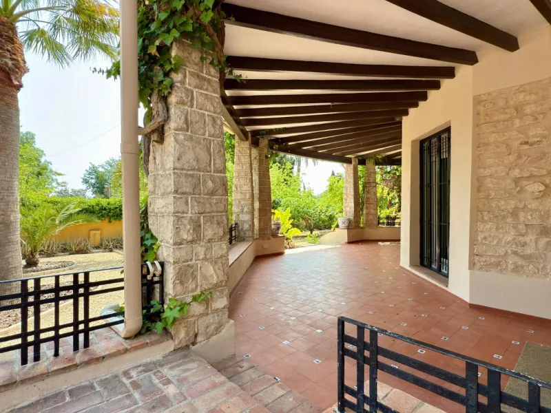 Exclusive Villa Surrounded by Nature in Alicante