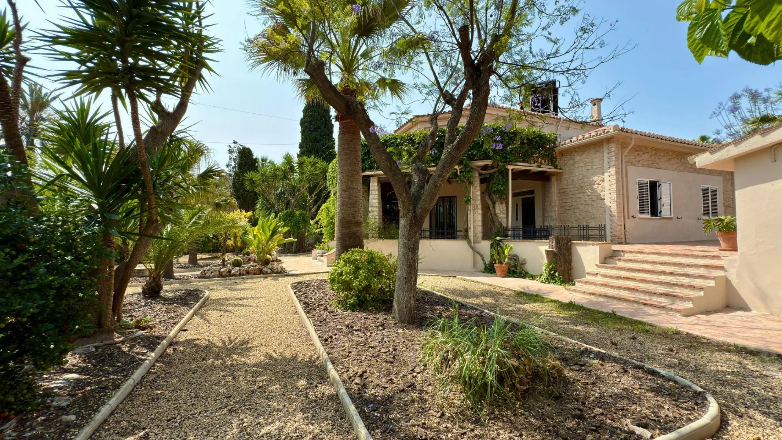 Exclusive Villa Surrounded by Nature in Alicante