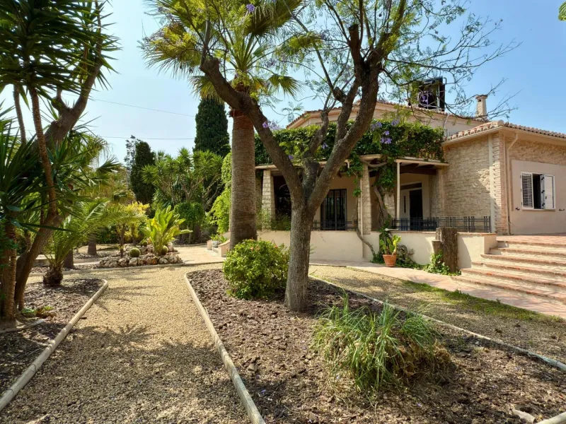 Exclusive Villa Surrounded by Nature in Alicante